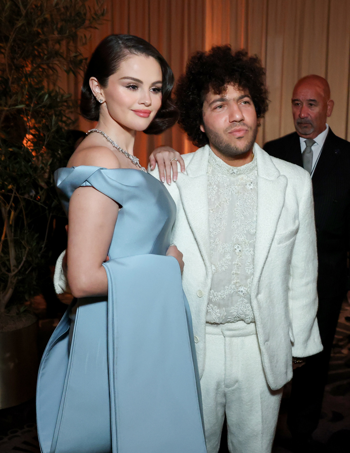 Selena Gomez v róbě značky Prada a její snoubenec Benny Blanco.
