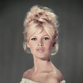 Brigitte Bardot ráda nosila vlasy vyčesané do volného drdolu
