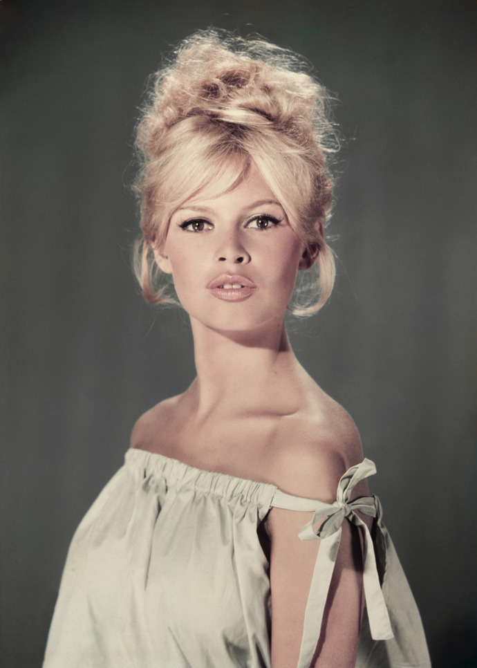 Brigitte Bardot ráda nosila vlasy vyčesané do volného drdolu
Brigitte Bardot ráda nosila vlasy vyčesané do volného drdolu
