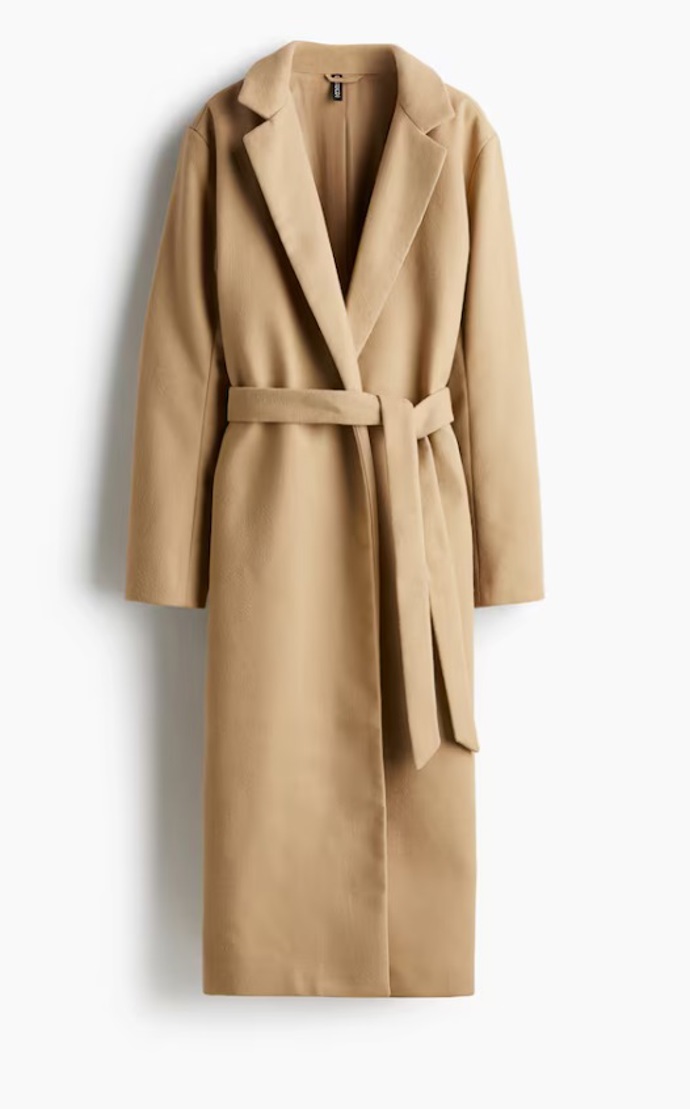 Kabát s česaným povrchem a vázacím páskem, H&M, 649 Kč (původní cena 1 459 Kč)
