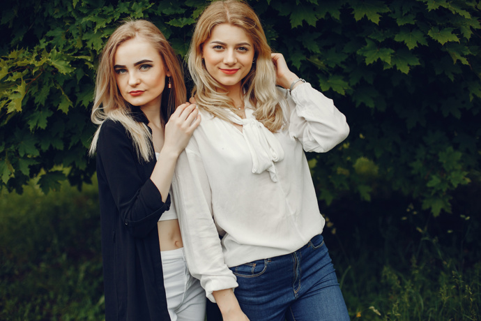 Když Dominika jednoho dne začala mluvit o tom, že se s ním rozejde, cítila jsem se rozpolcená. Byla to moje nejlepší kamarádka a tak se čekalo, že se automaticky přikloním na její stranu. Jenže i s Danielem jsem si za ty roky vytvořila krásný vztah a měla jsem ho ráda.
