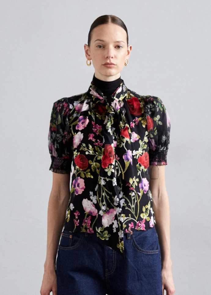 Květovaná halenka s krátkým rukávem, Alice + Olivia, 9 480 Kč
