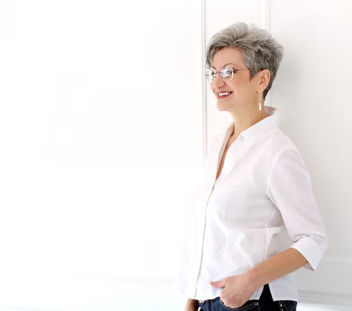 Šedivé vlasy: Elegantní šediny vyniknou s brýlemi v moderních neutrálních tónech, například stříbrné nebo béžové.
