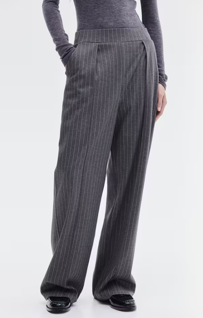 Elegantní kalhoty s vysokým pasem, H&M, 479 Kč
Elegantní kalhoty s vysokým pasem, H&M, 479 Kč