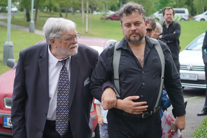 Josef s Janem Kačerem na pohřbu tatínka
