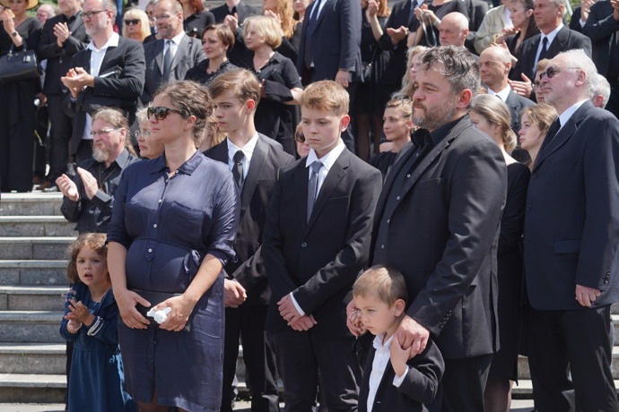 Celá rodina vyprovázela tatínka a dědečka na poslední cestu

