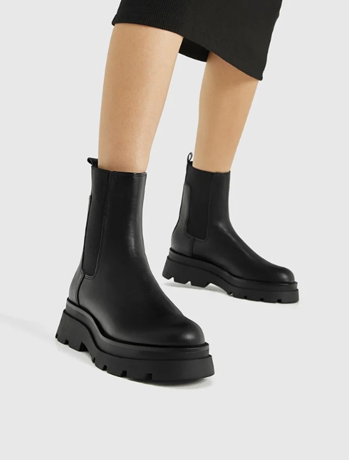 Kotníkové boty na platformě, PULL&BEAR, 899 Kč (původní cena 1 199 Kč)
