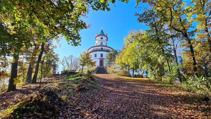 Humprecht je půvabný a velmi fotogenický v každé roční době.
Humprecht je půvabný a velmi fotogenický v každé roční době.
