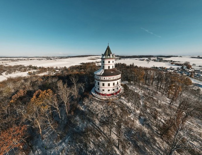 Zámecký ochoz i věž skýtají pohádkové výhledy na krajinu.
Zámecký ochoz i věž skýtají pohádkové výhledy na krajinu.