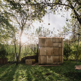 Netradiční sauna uprostřed brněnské zahrady je postavena z palet, ovčí vlny a dalších recyklovaných pokladů. Tvůrci z týmu ika.architekti přidali svůj osobní rukopis, a výsledkem je relaxační místo plné příběhů.
