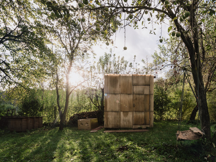 Netradiční sauna uprostřed brněnské zahrady je postavena z palet, ovčí vlny a dalších recyklovaných pokladů. Tvůrci z týmu ika.architekti přidali svůj osobní rukopis, a výsledkem je relaxační místo plné příběhů.
