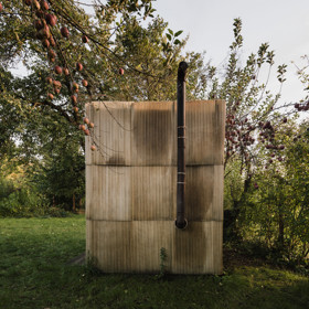 Netradiční sauna uprostřed brněnské zahrady je postavena z palet, ovčí vlny a dalších recyklovaných pokladů. Tvůrci z týmu ika.architekti přidali svůj osobní rukopis, a výsledkem je relaxační místo plné příběhů.
