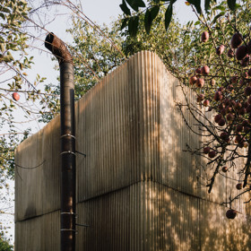 Netradiční sauna uprostřed brněnské zahrady je postavena z palet, ovčí vlny a dalších recyklovaných pokladů. Tvůrci z týmu ika.architekti přidali svůj osobní rukopis, a výsledkem je relaxační místo plné příběhů.
