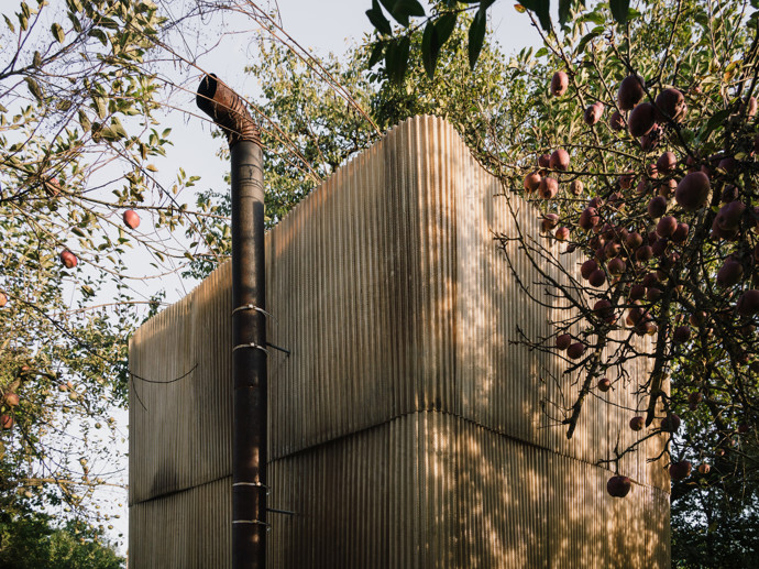Netradiční sauna uprostřed brněnské zahrady je postavena z palet, ovčí vlny a dalších recyklovaných pokladů. Tvůrci z týmu ika.architekti přidali svůj osobní rukopis, a výsledkem je relaxační místo plné příběhů.
