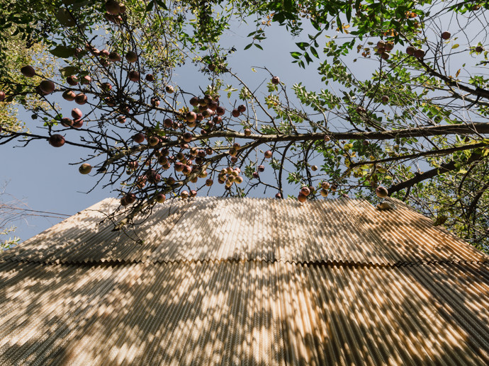 Netradiční sauna uprostřed brněnské zahrady je postavena z palet, ovčí vlny a dalších recyklovaných pokladů. Tvůrci z týmu ika.architekti přidali svůj osobní rukopis, a výsledkem je relaxační místo plné příběhů.

