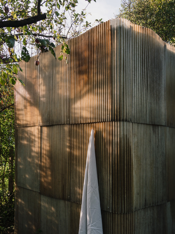 Netradiční sauna uprostřed brněnské zahrady je postavena z palet, ovčí vlny a dalších recyklovaných pokladů. Tvůrci z týmu ika.architekti přidali svůj osobní rukopis, a výsledkem je relaxační místo plné příběhů.
