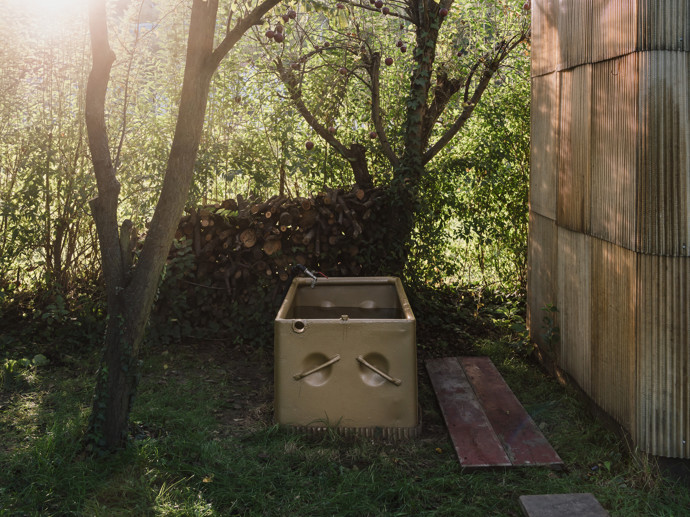 Netradiční sauna uprostřed brněnské zahrady je postavena z palet, ovčí vlny a dalších recyklovaných pokladů. Tvůrci z týmu ika.architekti přidali svůj osobní rukopis, a výsledkem je relaxační místo plné příběhů.

