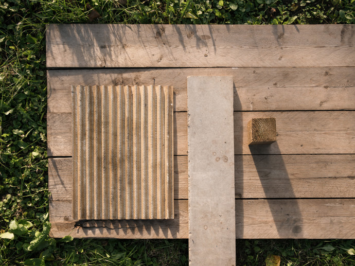 Netradiční sauna uprostřed brněnské zahrady je postavena z palet, ovčí vlny a dalších recyklovaných pokladů. Tvůrci z týmu ika.architekti přidali svůj osobní rukopis, a výsledkem je relaxační místo plné příběhů.
