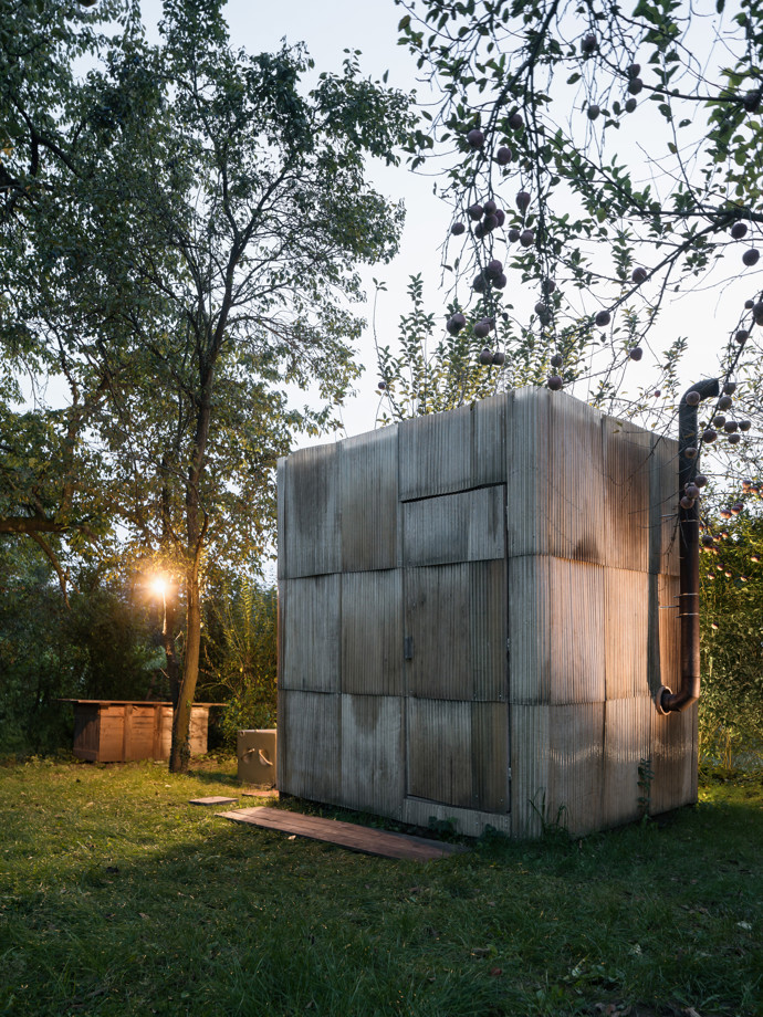 Netradiční sauna uprostřed brněnské zahrady je postavena z palet, ovčí vlny a dalších recyklovaných pokladů. Tvůrci z týmu ika.architekti přidali svůj osobní rukopis, a výsledkem je relaxační místo plné příběhů.
