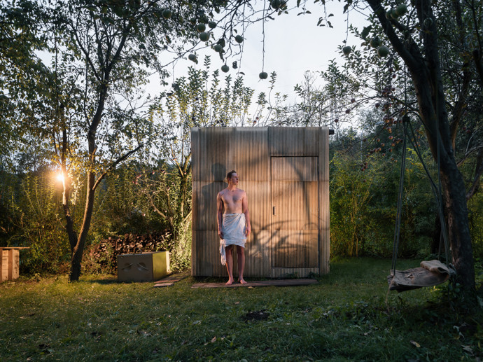 Netradiční sauna uprostřed brněnské zahrady je postavena z palet, ovčí vlny a dalších recyklovaných pokladů. Tvůrci z týmu ika.architekti přidali svůj osobní rukopis, a výsledkem je relaxační místo plné příběhů.
