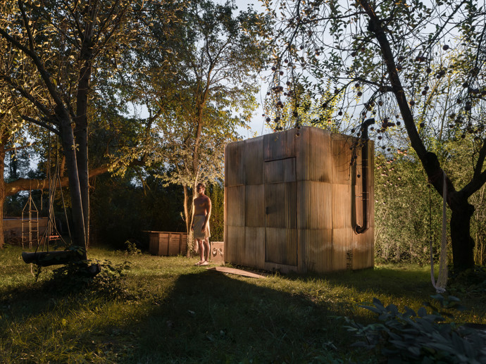 Netradiční sauna uprostřed brněnské zahrady je postavena z palet, ovčí vlny a dalších recyklovaných pokladů. Tvůrci z týmu ika.architekti přidali svůj osobní rukopis, a výsledkem je relaxační místo plné příběhů.
