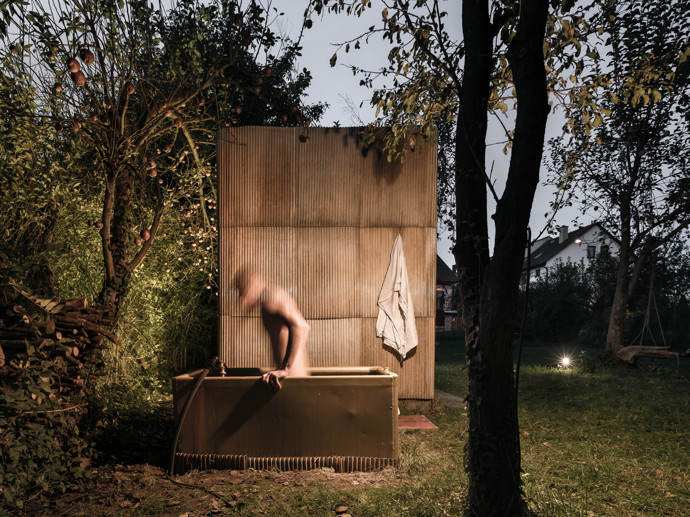 Netradiční sauna uprostřed brněnské zahrady je postavena z palet, ovčí vlny a dalších recyklovaných pokladů. Tvůrci z týmu ika.architekti přidali svůj osobní rukopis, a výsledkem je relaxační místo plné příběhů.
