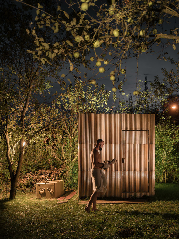 Netradiční sauna uprostřed brněnské zahrady je postavena z palet, ovčí vlny a dalších recyklovaných pokladů. Tvůrci z týmu ika.architekti přidali svůj osobní rukopis, a výsledkem je relaxační místo plné příběhů.
