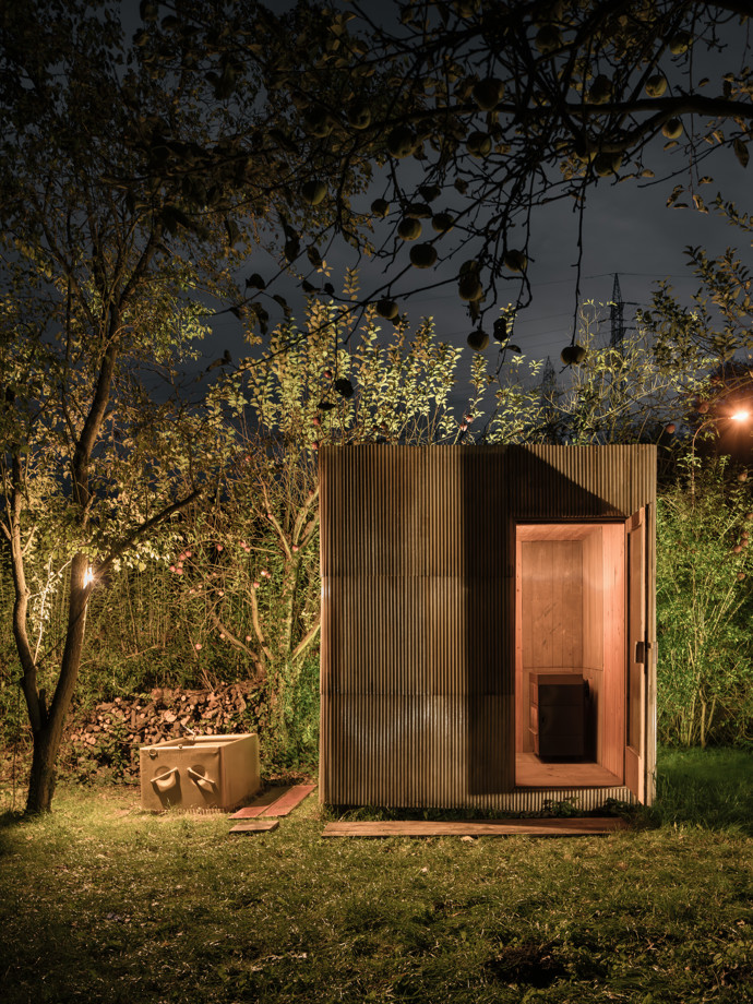 Netradiční sauna uprostřed brněnské zahrady je postavena z palet, ovčí vlny a dalších recyklovaných pokladů. Tvůrci z týmu ika.architekti přidali svůj osobní rukopis, a výsledkem je relaxační místo plné příběhů.
