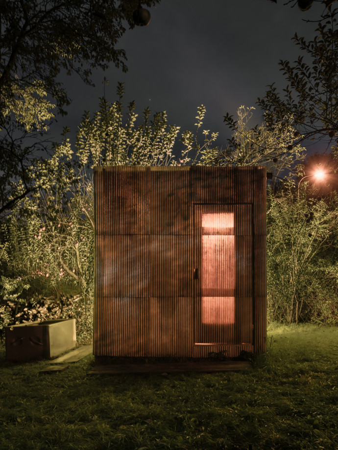 Netradiční sauna uprostřed brněnské zahrady je postavena z palet, ovčí vlny a dalších recyklovaných pokladů. Tvůrci z týmu ika.architekti přidali svůj osobní rukopis, a výsledkem je relaxační místo plné příběhů.
