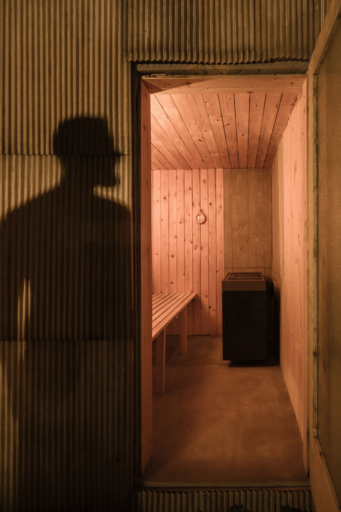 Netradiční sauna uprostřed brněnské zahrady je postavena z palet, ovčí vlny a dalších recyklovaných pokladů. Tvůrci z týmu ika.architekti přidali svůj osobní rukopis, a výsledkem je relaxační místo plné příběhů.
