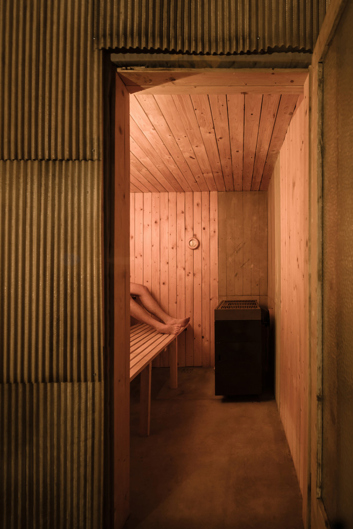 Netradiční sauna uprostřed brněnské zahrady je postavena z palet, ovčí vlny a dalších recyklovaných pokladů. Tvůrci z týmu ika.architekti přidali svůj osobní rukopis, a výsledkem je relaxační místo plné příběhů.
