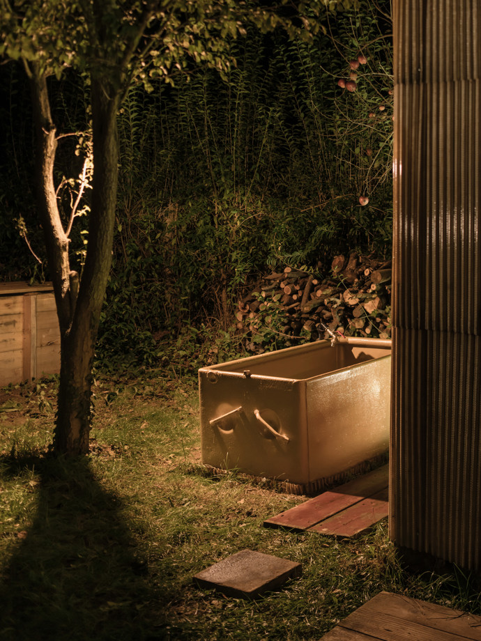Netradiční sauna uprostřed brněnské zahrady je postavena z palet, ovčí vlny a dalších recyklovaných pokladů. Tvůrci z týmu ika.architekti přidali svůj osobní rukopis, a výsledkem je relaxační místo plné příběhů.
