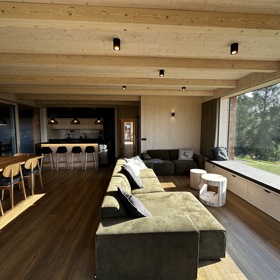 Přírodní minimalistický design a decentní barevná paleta zajišťuje dokonalou eleganci. Velkými okny proudí dovnitř mnoho světla, přes které je možné pozorovat malebnou krajinu, která celou chatu obklopuje. Fasádu domu tvoří ručně štípané modřínový šindel, zatímco uvnitř je obloženo smrkovými biodeskami.
Přírodní minimalistický design a decentní barevná paleta zajišťuje dokonalou eleganci. Velkými okny proudí dovnitř mnoho světla, přes které je možné pozorovat malebnou krajinu, která celou chatu obklopuje. Fasádu domu tvoří ručně štípané modřínový šindel, zatímco uvnitř je obloženo smrkovými biodeskami.