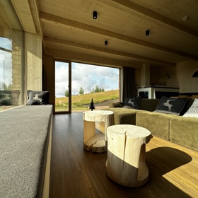 Přírodní minimalistický design a decentní barevná paleta zajišťuje dokonalou eleganci. Velkými okny proudí dovnitř mnoho světla, přes které je možné pozorovat malebnou krajinu, která celou chatu obklopuje. Fasádu domu tvoří ručně štípané modřínový šindel, zatímco uvnitř je obloženo smrkovými biodeskami.
Přírodní minimalistický design a decentní barevná paleta zajišťuje dokonalou eleganci. Velkými okny proudí dovnitř mnoho světla, přes které je možné pozorovat malebnou krajinu, která celou chatu obklopuje. Fasádu domu tvoří ručně štípané modřínový šindel, zatímco uvnitř je obloženo smrkovými biodeskami.