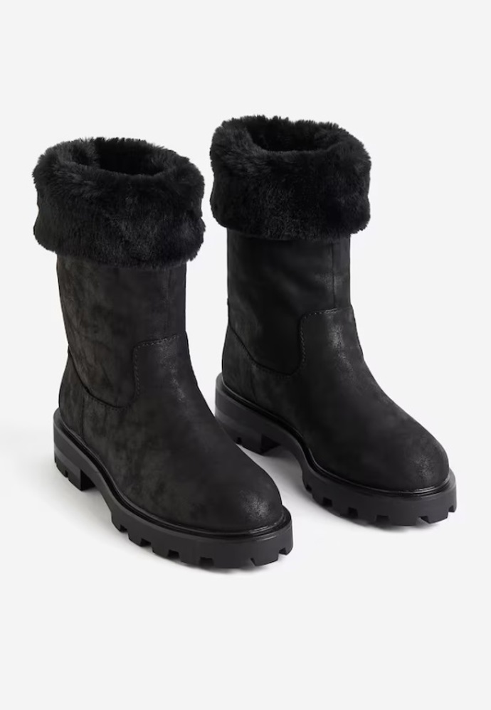 Zateplené kozačky, H&M, 549 Kč (původní cena 1 329 Kč)
