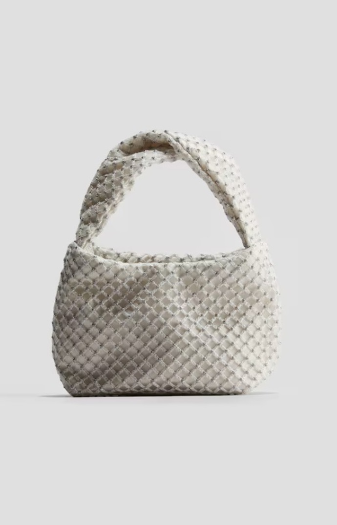 Třpytivá síťovaná kabelka, H&M, 279 Kč (původní cena 479 Kč)
