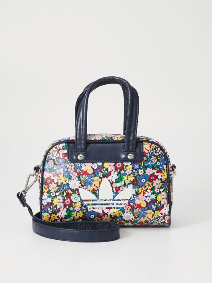 Květinová kabelka ve stylu Bowling Bag, adidas Originals, 1 200 Kč
