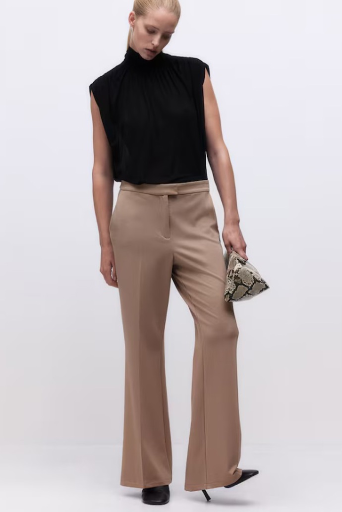 Žerzejové kalhoty Flared, H&M, 299 Kč (původní cena 479 Kč)
