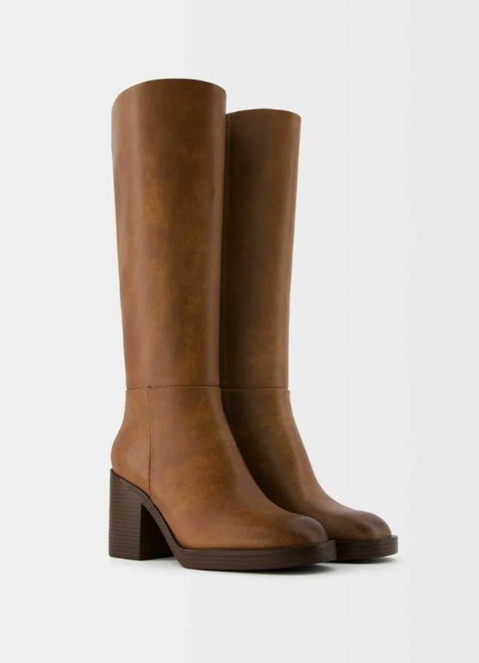 Dámské kozačky, Bershka, 999 Kč (původní cena 1 499 Kč)
