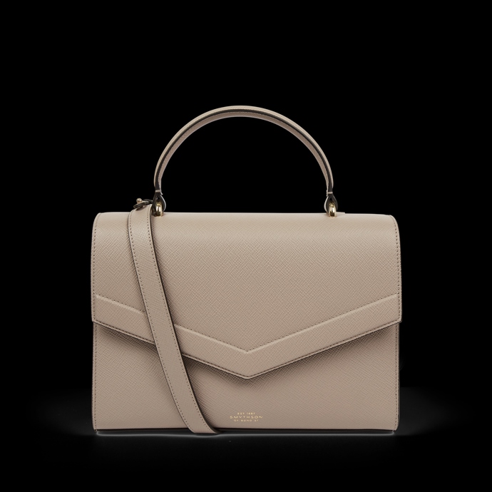 Kabelka Envelope Top Handle Bag in Panama, Smythson, 1250 eur
