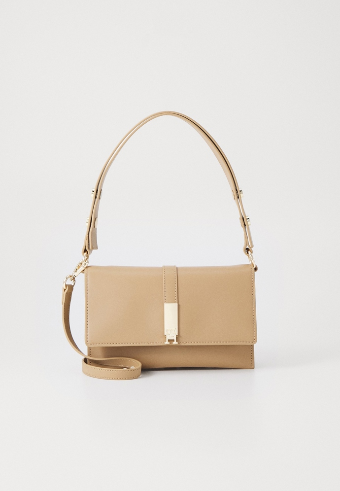 Kabelka Heritage, Tommy Hilfiger, 3490 Kč
