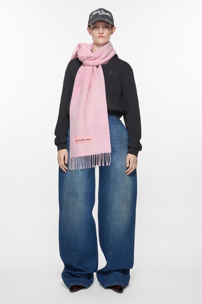 Kašmírová šála, Acne Studios, 450 eur
Kašmírová šála, Acne Studios, 450 eur