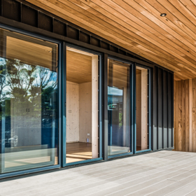 Víkendový dům je dokonalým příkladem udržitelného bydlení s minimalistickou architekturou, která zde nechává vyniknout krásu přírody, zatímco chytrý design poskytuje maximální komfort. 

