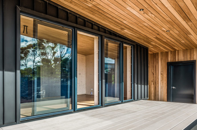 Víkendový dům je dokonalým příkladem udržitelného bydlení s minimalistickou architekturou, která zde nechává vyniknout krásu přírody, zatímco chytrý design poskytuje maximální komfort. 
