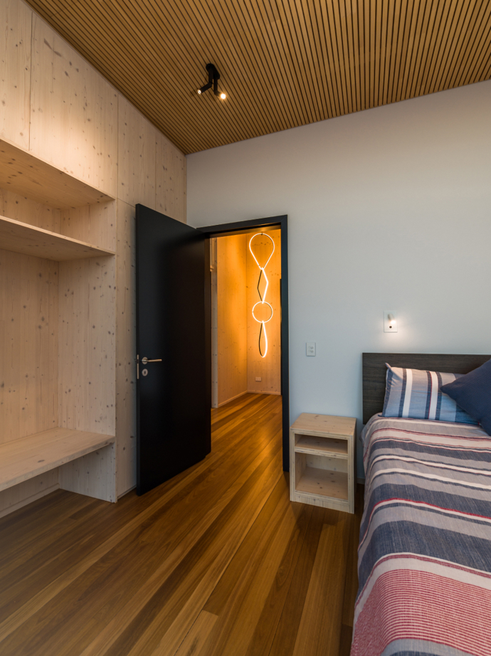 Víkendový dům je dokonalým příkladem udržitelného bydlení s minimalistickou architekturou, která zde nechává vyniknout krásu přírody, zatímco chytrý design poskytuje maximální komfort. 

