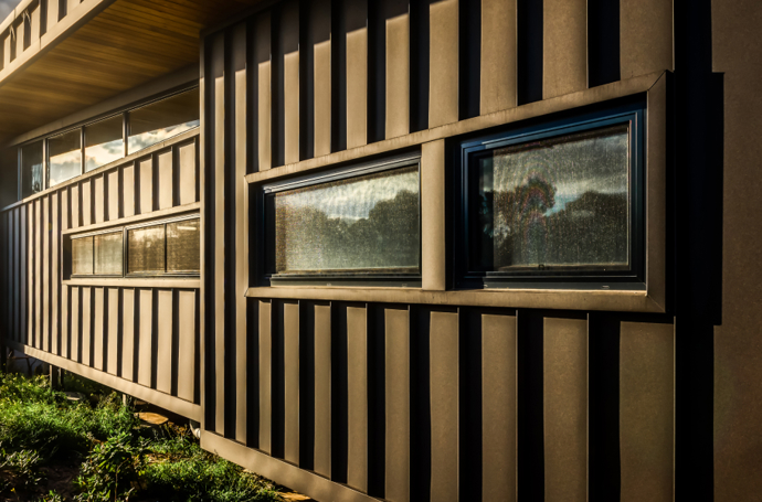 Víkendový dům je dokonalým příkladem udržitelného bydlení s minimalistickou architekturou, která zde nechává vyniknout krásu přírody, zatímco chytrý design poskytuje maximální komfort. 
