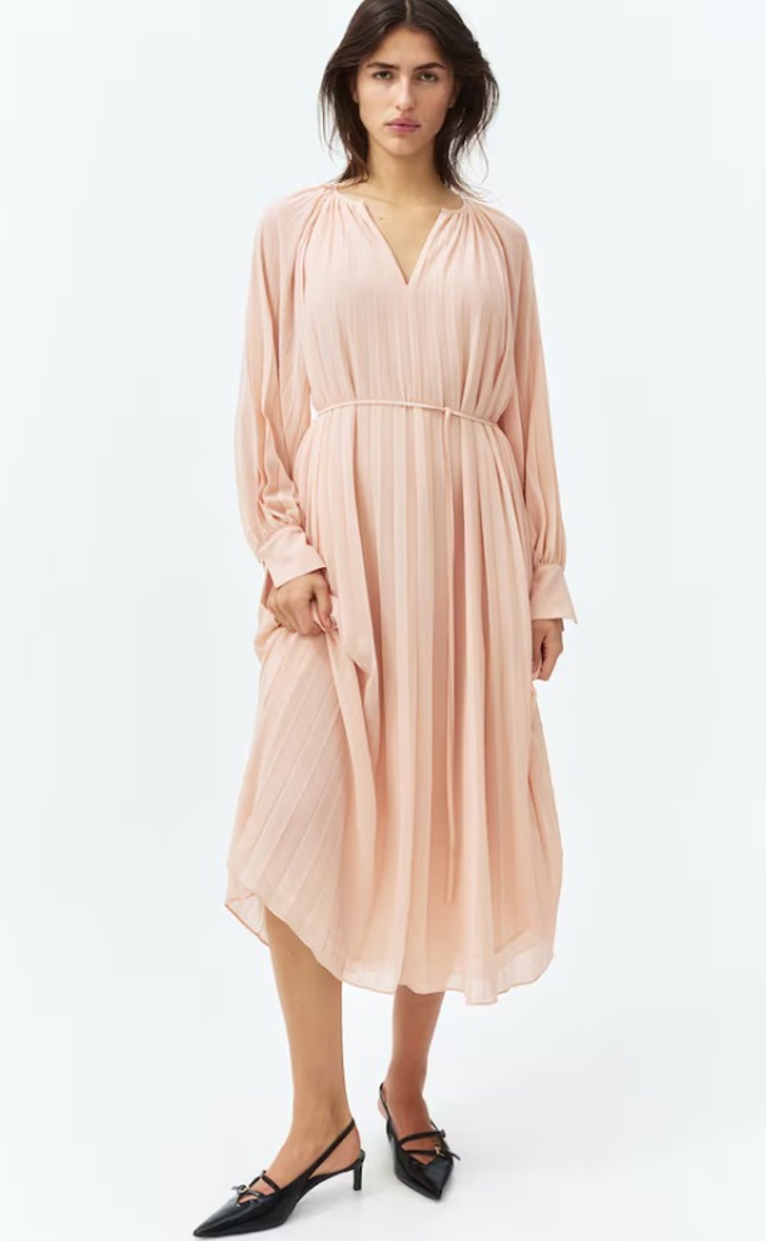 Plisované šifonové šaty, H&M, 1 199 Kč
