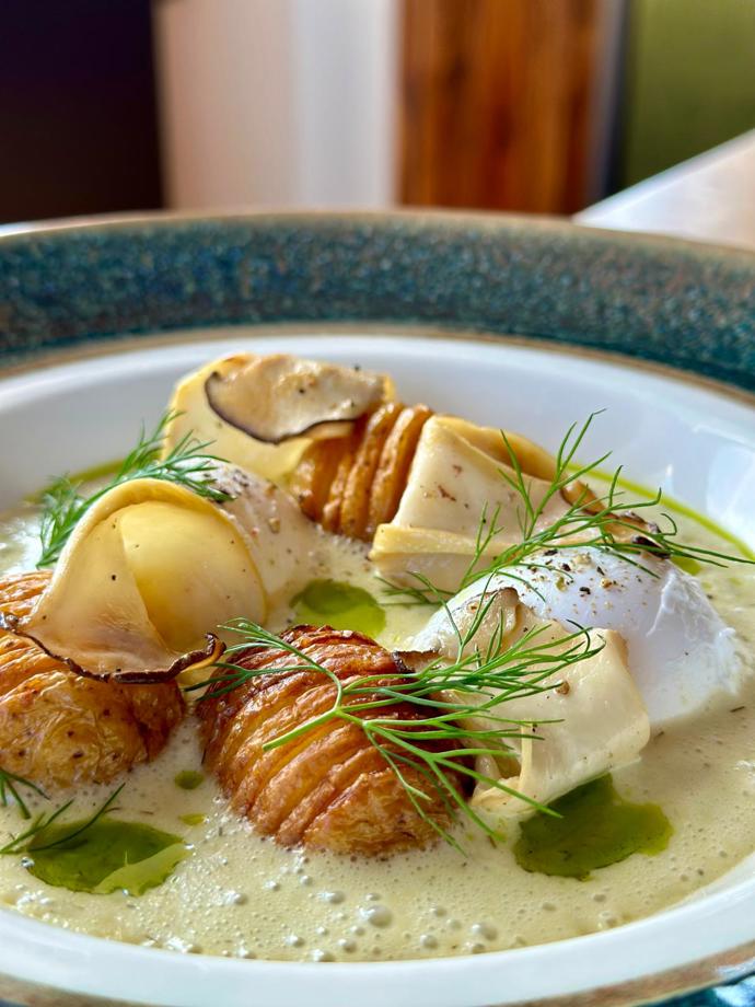   Ze zdejší gastronomie: Koprová omáčka z podmáslí, vejce 63°C, v másle konfitované brambory, hlíva královská
