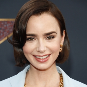Lily Collins a její krátké mikádo s patkou.
