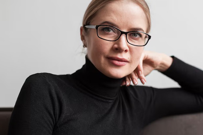 Účesy pro ženy po padesátce, které nosí brýle, by měly vycházet z vaší osobnosti, životního stylu a tvaru obličeje.
